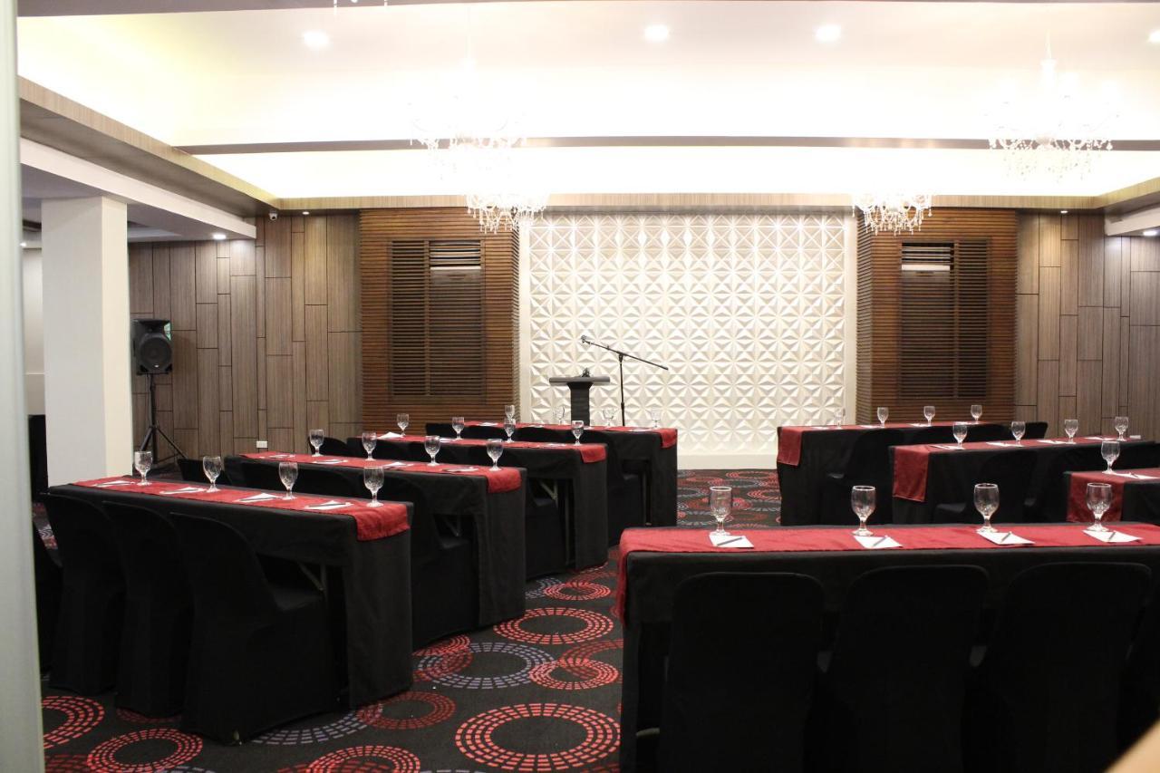 Fersal Hotel Malakas, Кесон-Сити Экстерьер фото