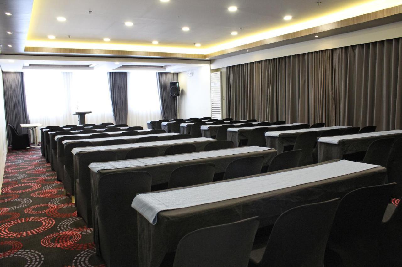 Fersal Hotel Malakas, Кесон-Сити Экстерьер фото